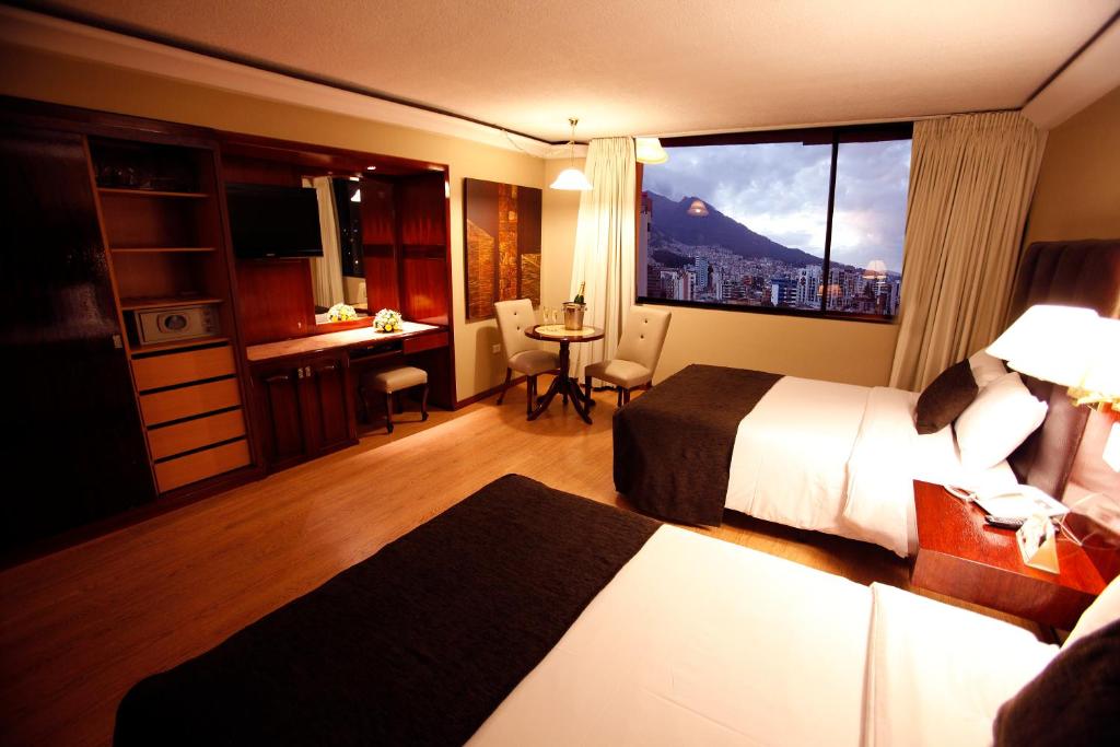 Postel nebo postele na pokoji v ubytování Hotel Reina Isabel