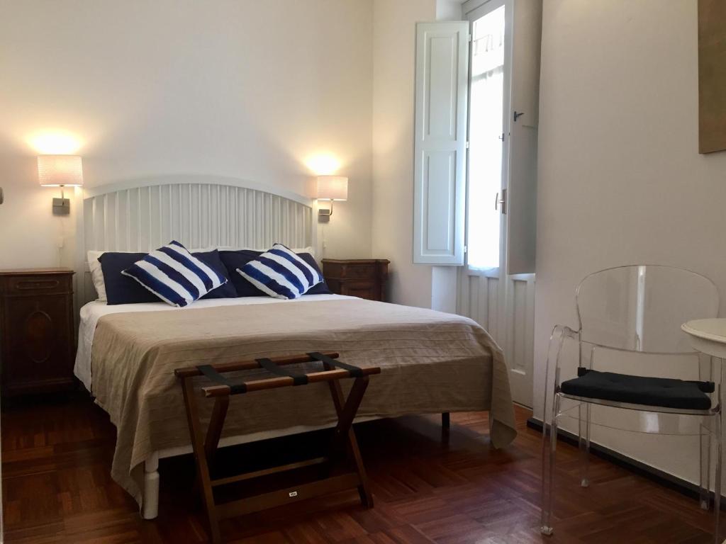 Een bed of bedden in een kamer bij B&B Five Rooms