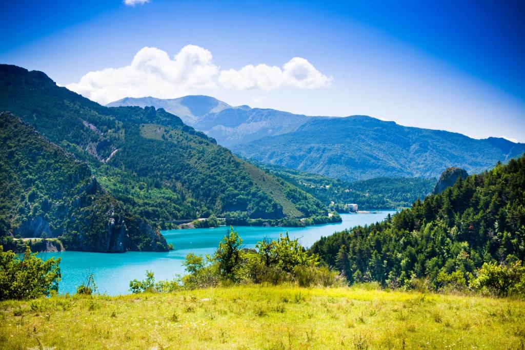 vistas a un lago en las montañas en Gite de la Baume , Aux Délices du Verdon en Castellane