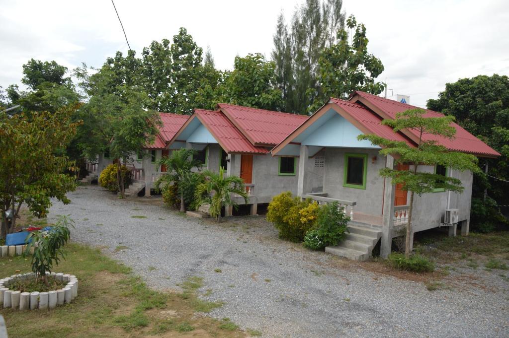 una fila de casas con techos rojos en BaanSunlomjoy, en Chom Thong