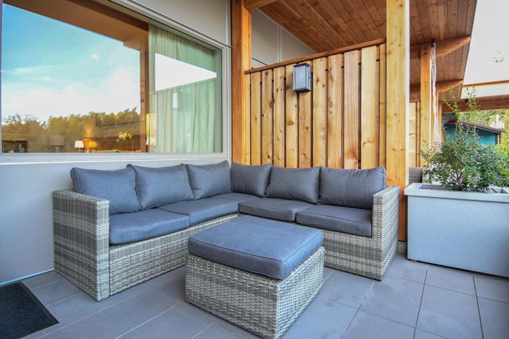 a patio with a couch and a table at Harbour House Hotel in Ganges
