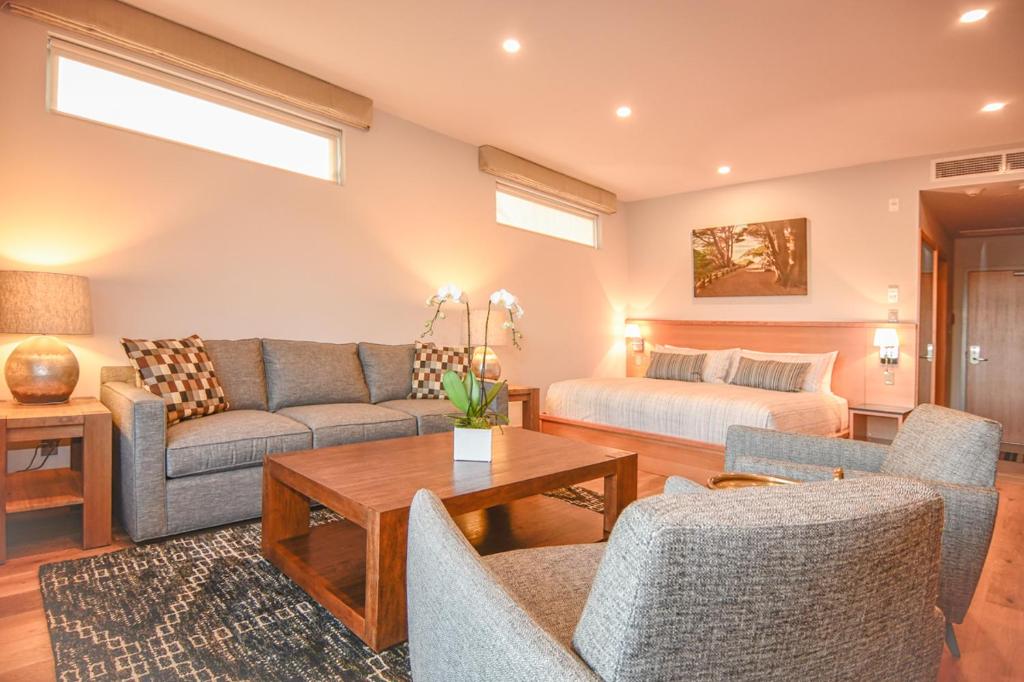 a living room with a couch and a table at Harbour House Hotel in Ganges