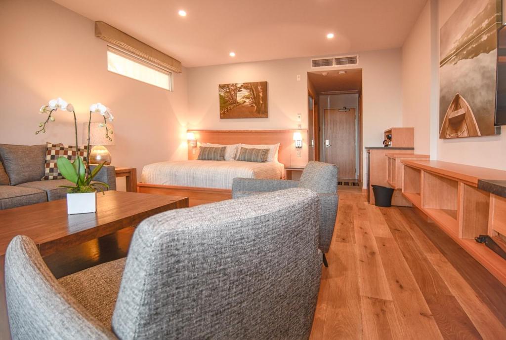 a living room with a bed and a table and chairs at Harbour House Hotel in Ganges
