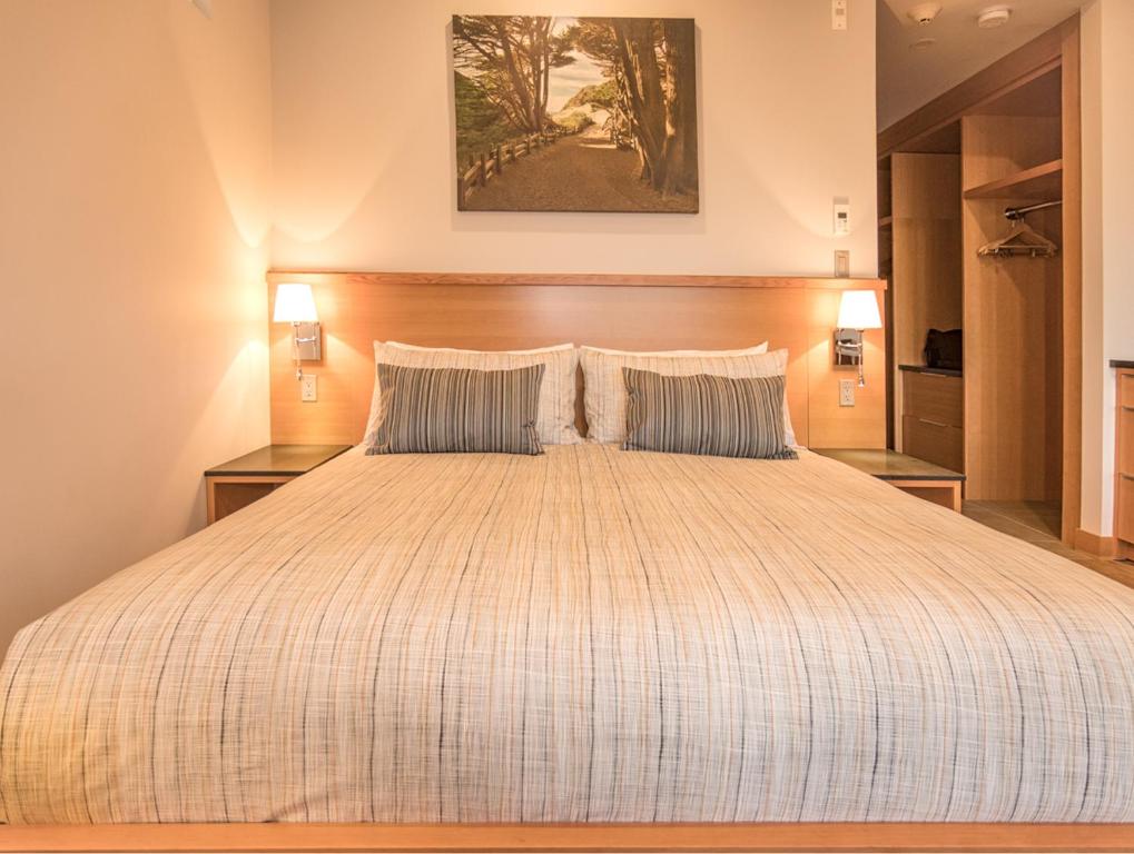 a bedroom with a large bed with two pillows at Harbour House Hotel in Ganges