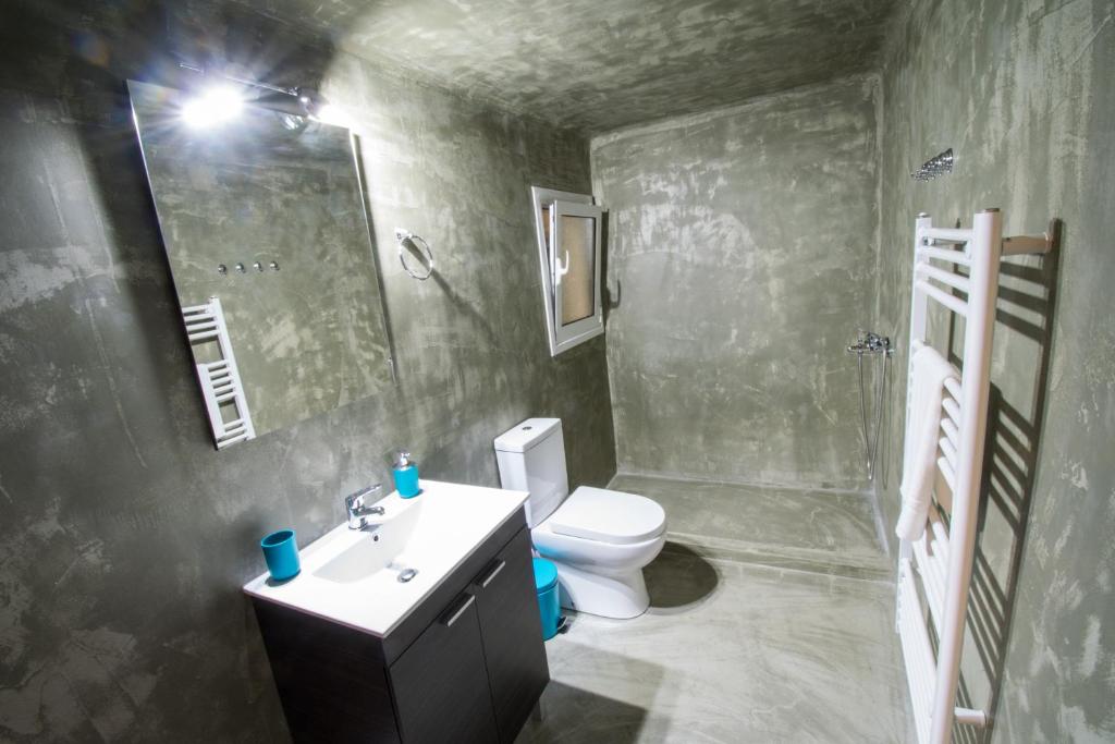 A bathroom at FINIKAS House