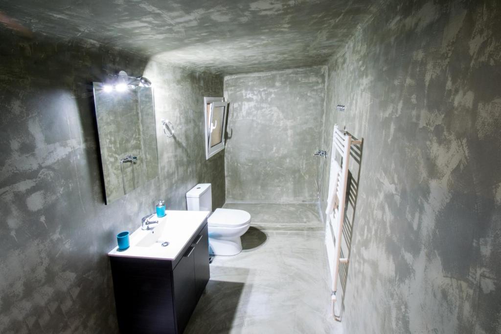 A bathroom at FINIKAS House