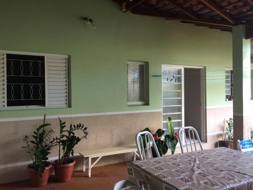 a dining room with a table and chairs and plants at Casa Prox Camara Municipal in Campinas