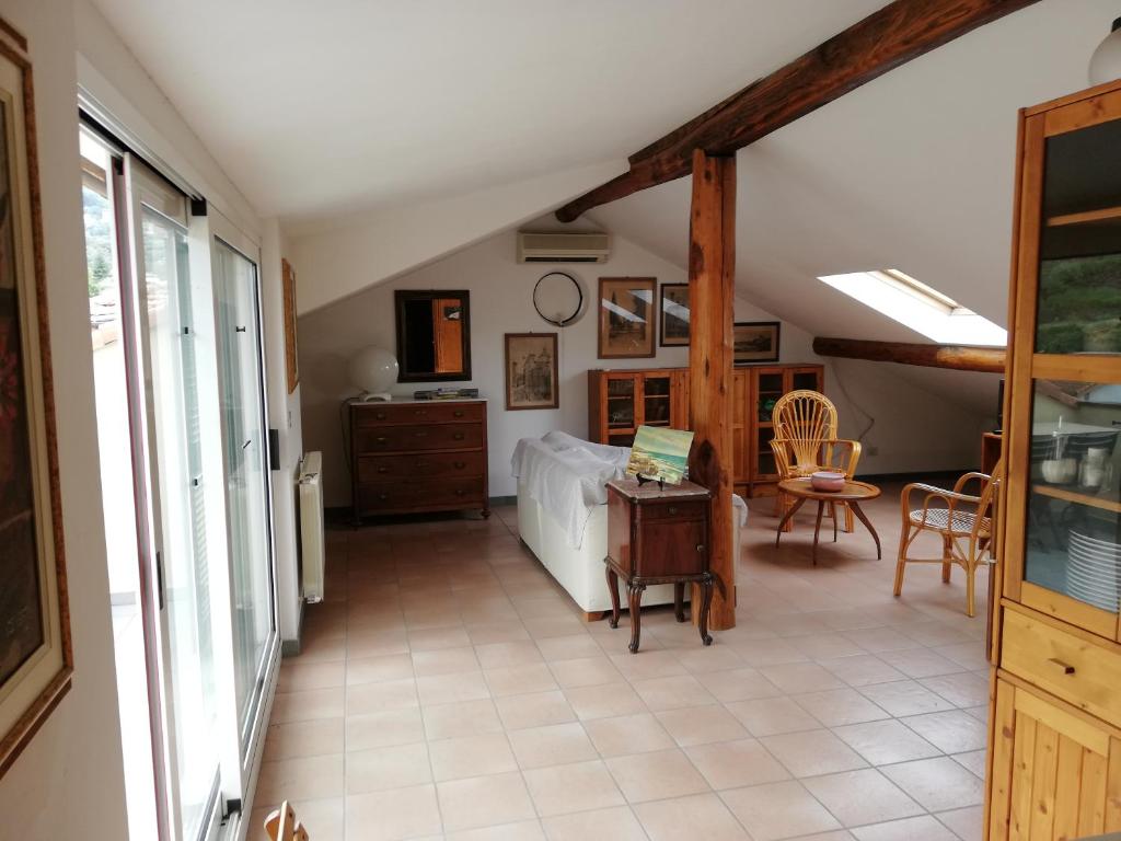 ein Wohnzimmer mit einem Bett und einem Tisch in der Unterkunft La Soffitta di Maria in La Spezia