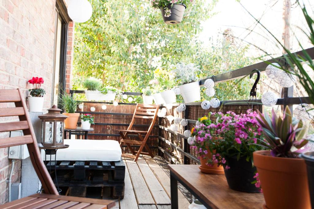 - une terrasse avec un bouquet de plantes et de fleurs dans l'établissement ★Modern,CozyCouple's Getaway w/Relaxing Patio!, à Austin