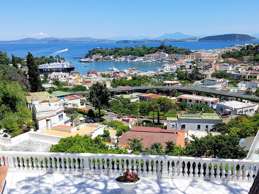 una vista sulla città dal balcone di un edificio di Ischia Dream Visions a Ischia