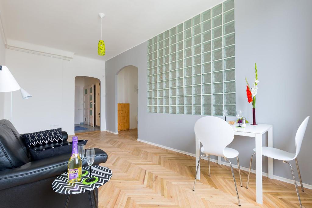 un soggiorno con divano, tavolo e sedie di Pamka place a Budapest
