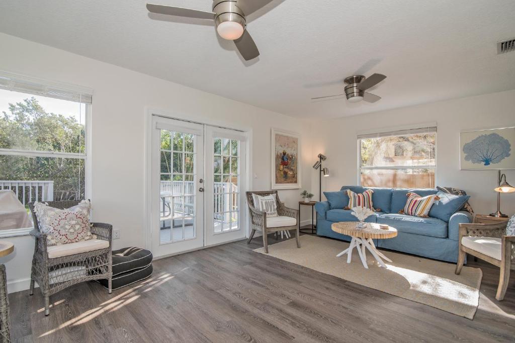 A seating area at Seaside Cottage B