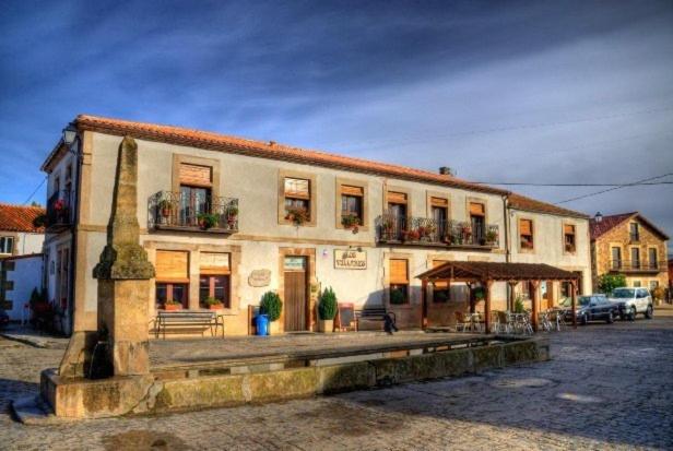 un gran edificio blanco con un edificio en Hotel Rural Los Villares, en Los Villares de Soria