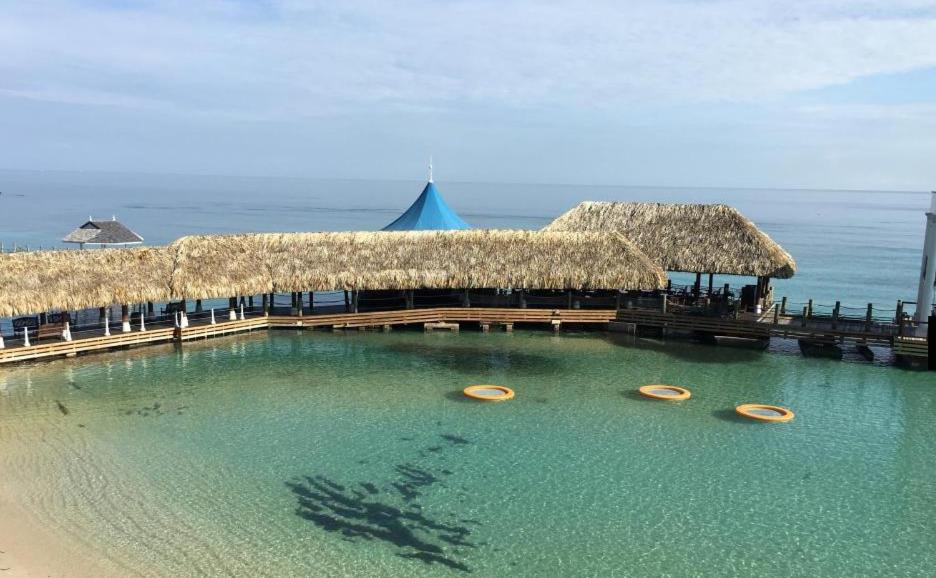 ein Resort mit einem Pool im Ozean in der Unterkunft The View at Mystic Ridge Penthouse 78A in Ocho Rios