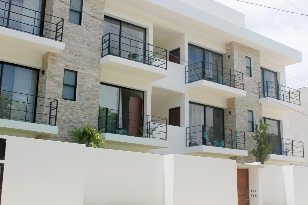 una imagen de un edificio con balcones en Yaax Kiin Tulum en Tulum