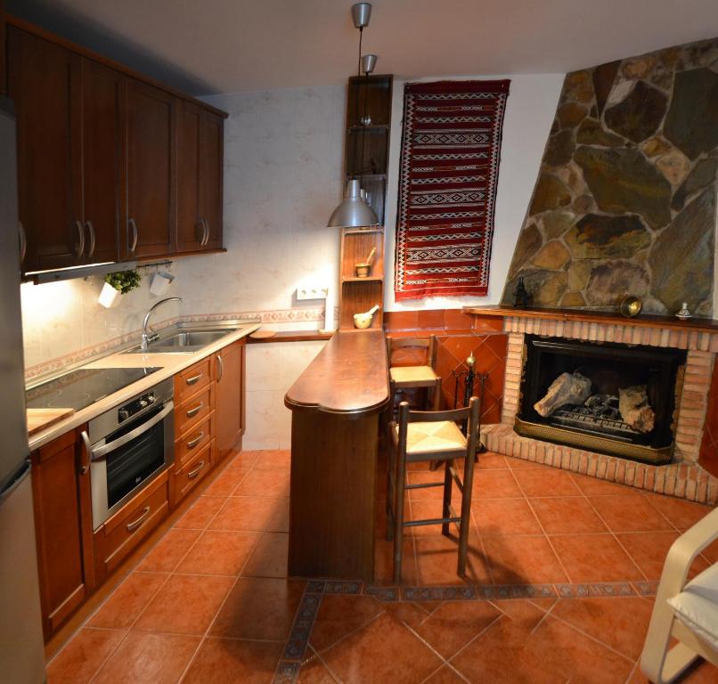 una cocina con estufa y chimenea en Calle Nueva 12, en Cazorla