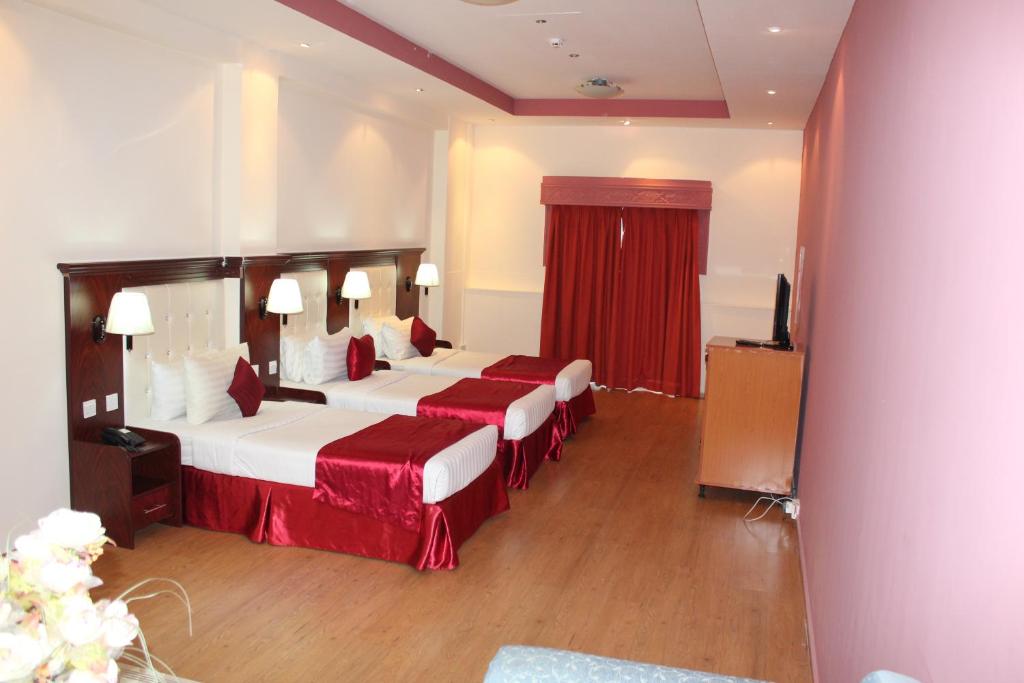 Postel nebo postele na pokoji v ubytování Grand Nova Hotel