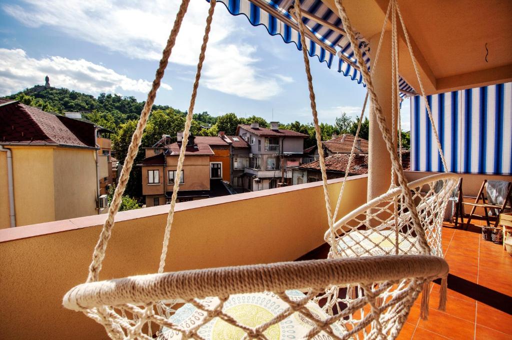 um baloiço numa varanda com vista em TERRACE HOME - Three bedrooms City center em Plovdiv