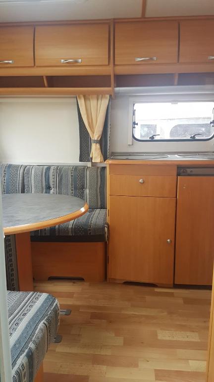 a small room with a table and a small kitchen at Chałupy 3 VisitHel in Chałupy