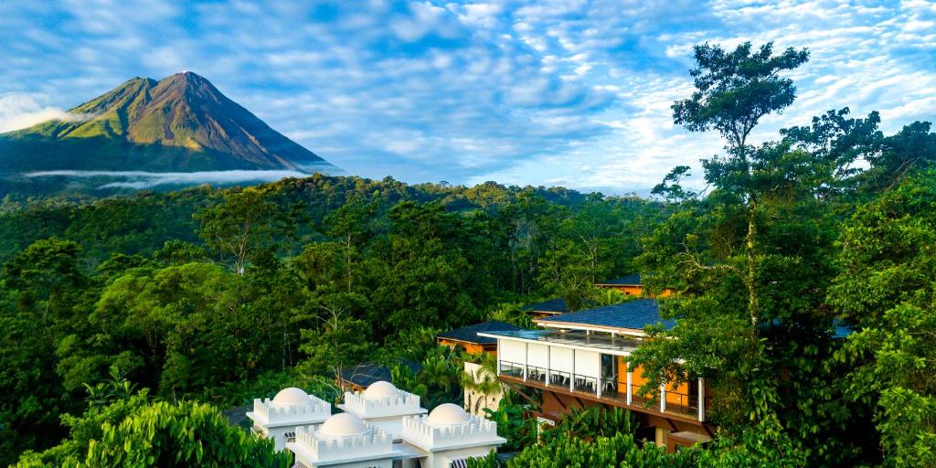 un edificio con una montaña en el fondo en Nayara Springs - Adults Only, en Fortuna