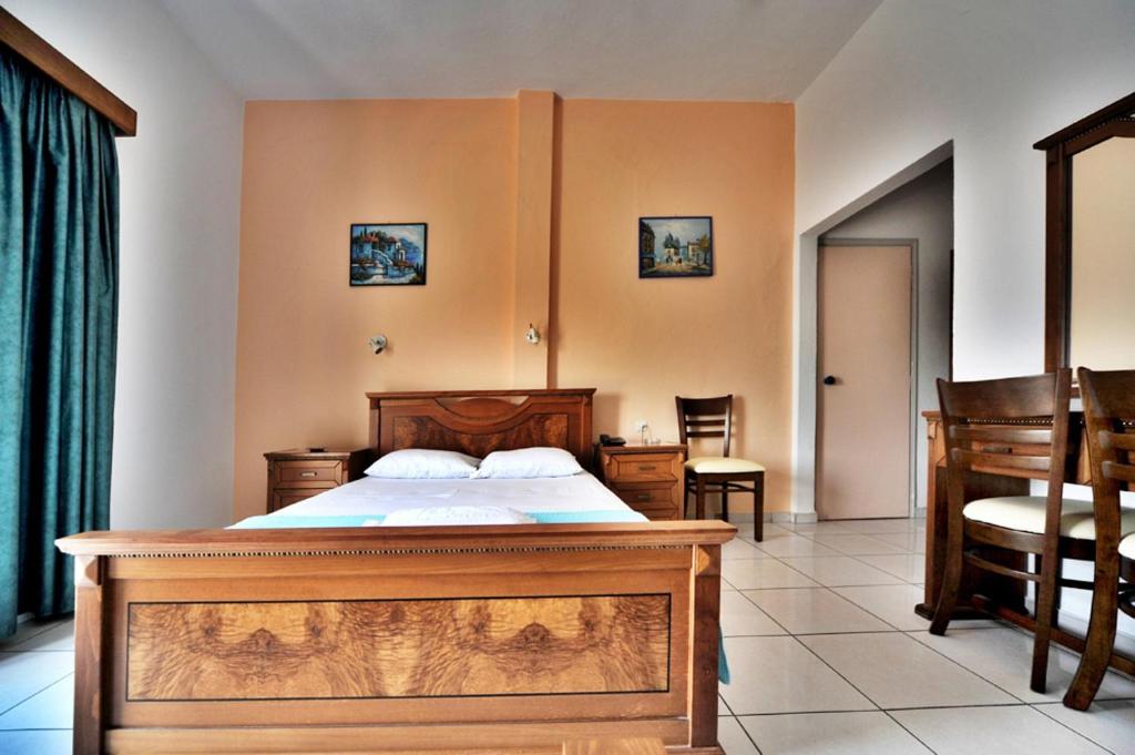 A bed or beds in a room at Hotel Jason