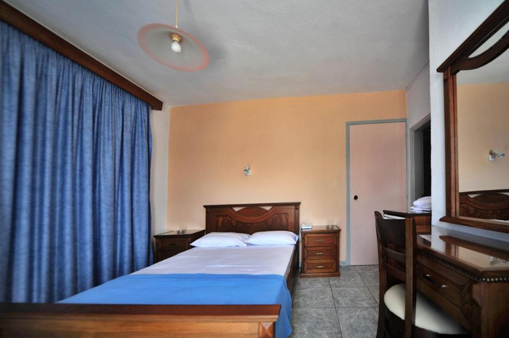 A bed or beds in a room at Hotel Jason