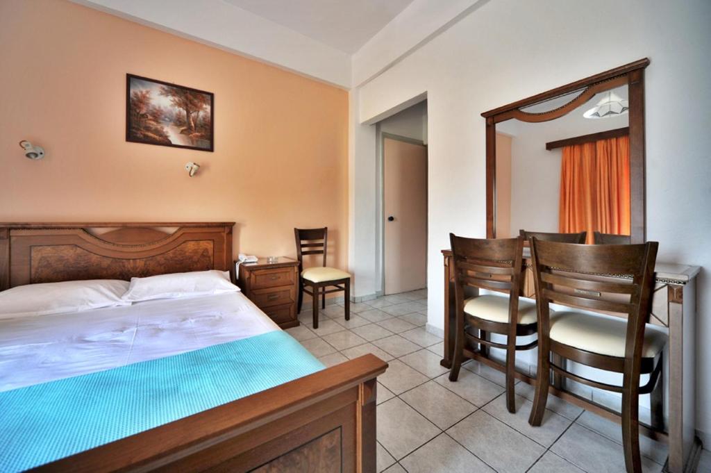 A bed or beds in a room at Hotel Jason