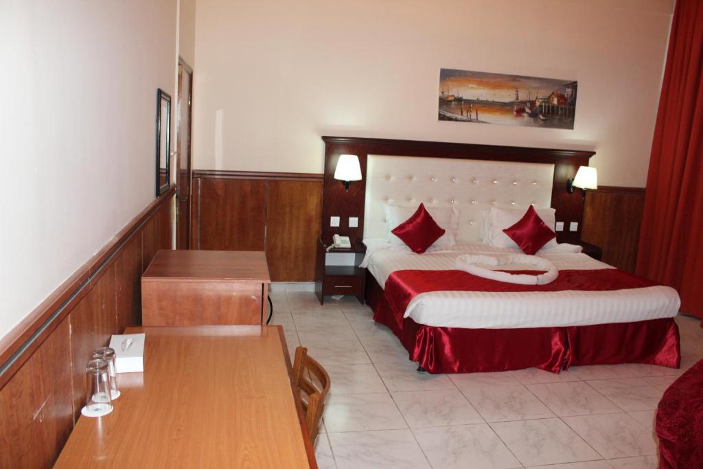 Postel nebo postele na pokoji v ubytování Grand Nova Hotel