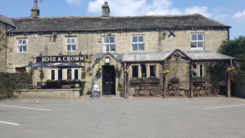 un edificio de ladrillo con un letrero que lee perdido y crecido en The Rose and Crown, en Huddersfield