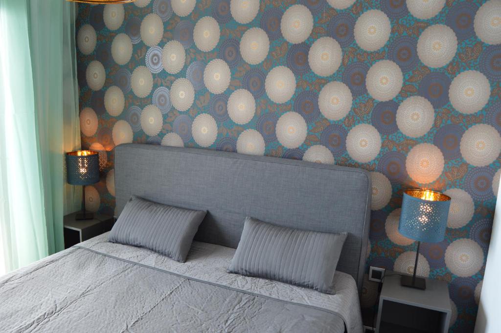 1 dormitorio con cama y pared con pelotas en Sunset Drive Exclusive - Benidorm, en Benidorm