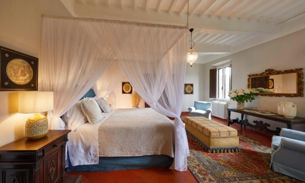 um quarto com uma cama de dossel em La Pescaia Resort em La Pescaia