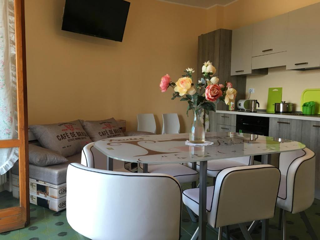 uma cozinha com uma mesa com um vaso de flores em Venere em Peschiera del Garda