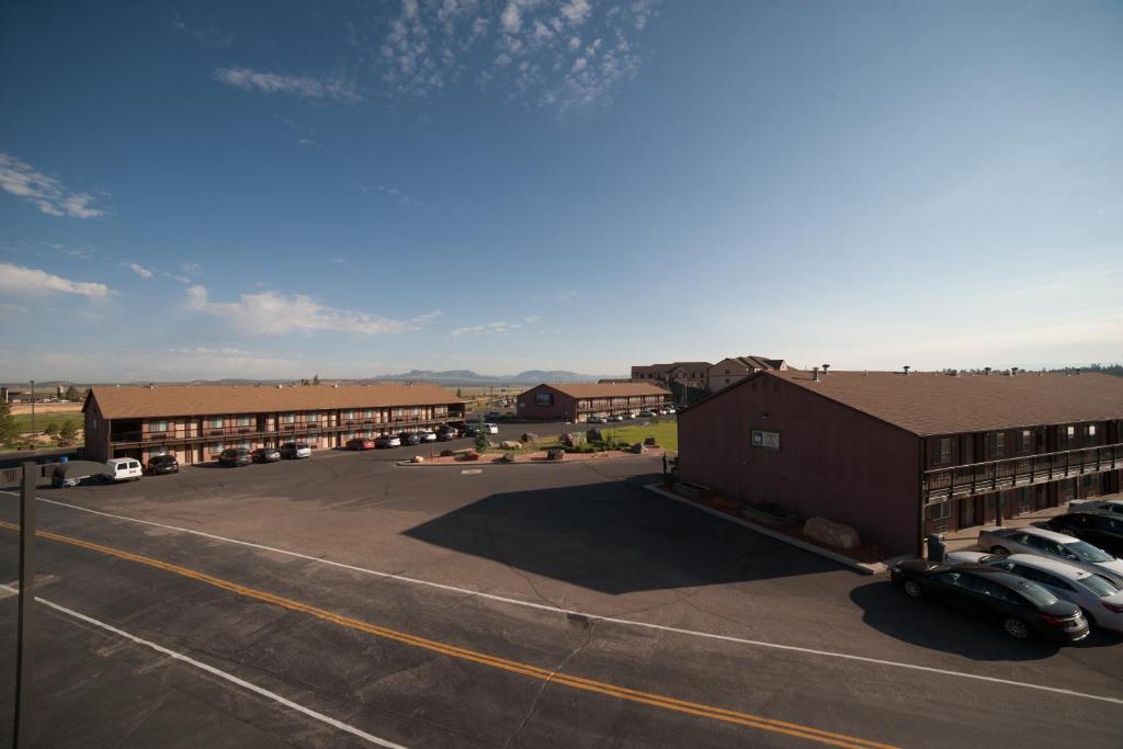an empty parking lot in front of a building at Bryce View Lodge Part of the Ruby's Inn Resort in Bryce Canyon