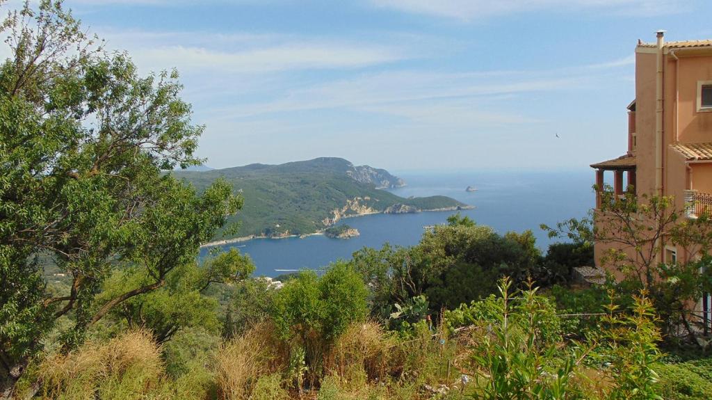 uma vista para a costa amalfi a partir de uma casa em Lakones View House em Lákones