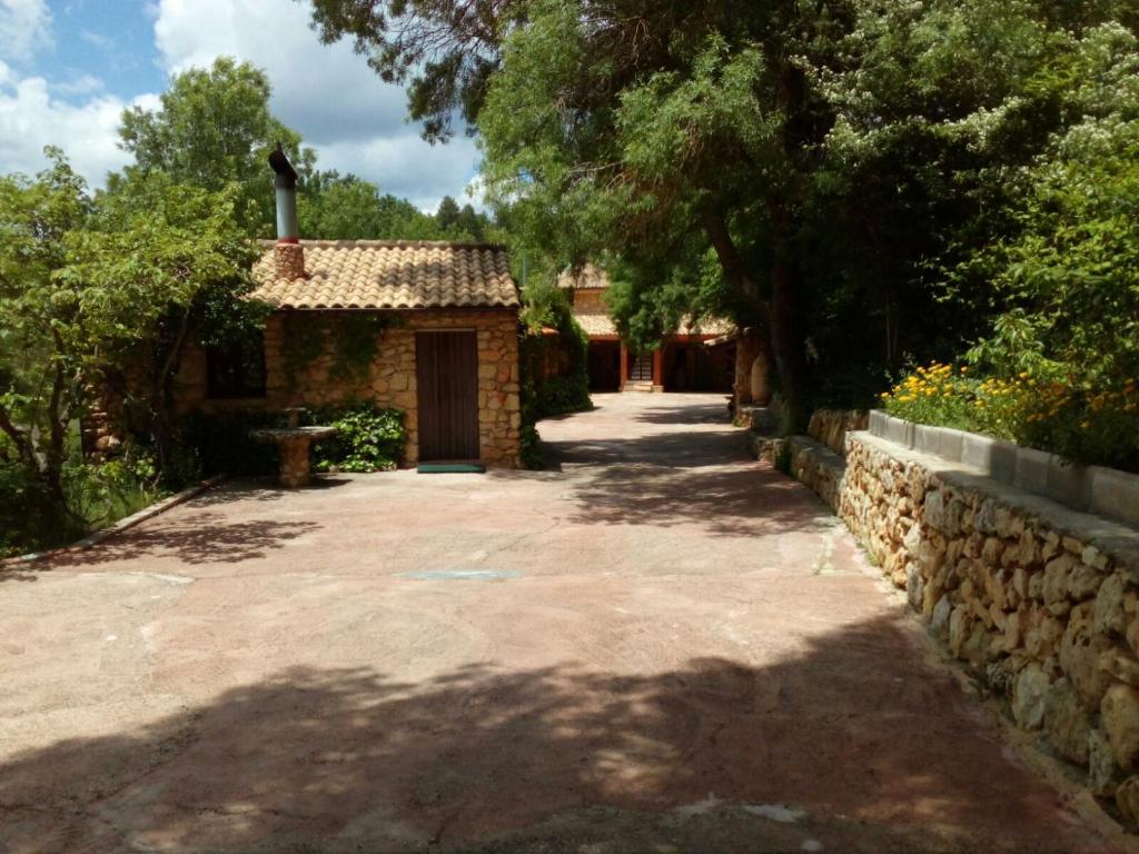 a stone driveway leading to a house with a stone wall at Casas Rurales Picos Del Oso in Riópar