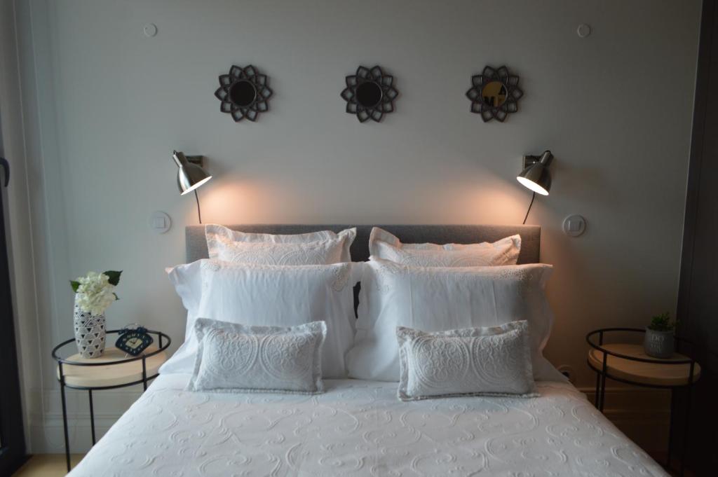 1 dormitorio con 1 cama blanca y 4 almohadas en Camões by Trindade Sweet Home en Oporto