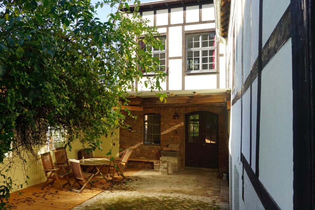 - Vistas al exterior de una casa con mesa y sillas en Ferienhaus Atelier, en Enkirch