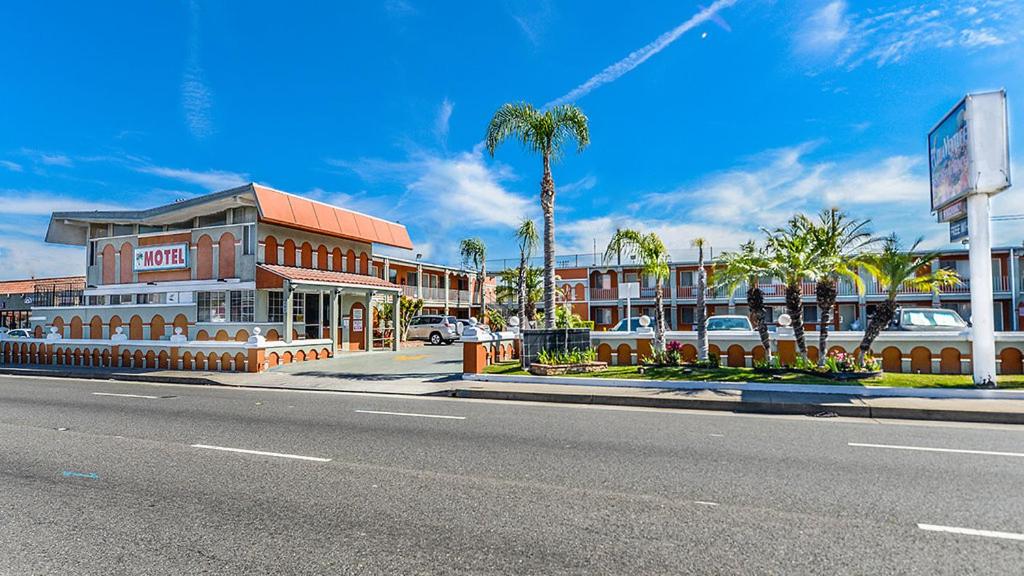 a street with a building on the side of a road at Aqua Venture Inn in Long Beach