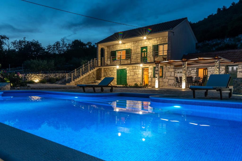 Bazén v ubytování Villa Žuža nebo v jeho okolí