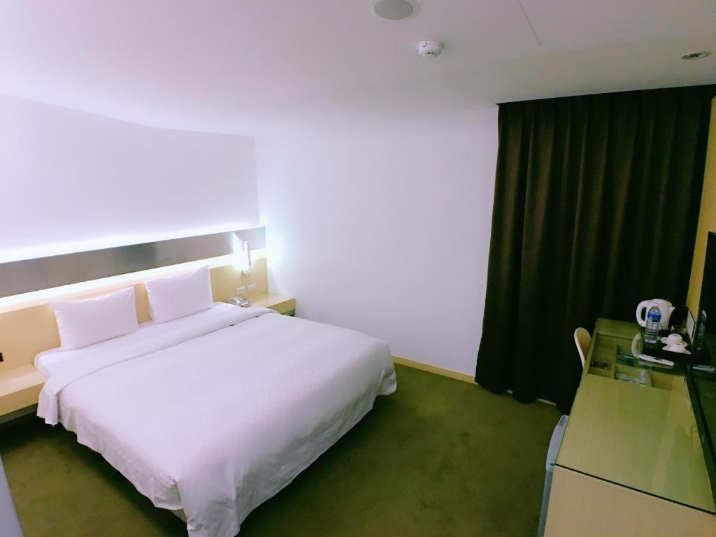 Postel nebo postele na pokoji v ubytování Meng Qi Hotel