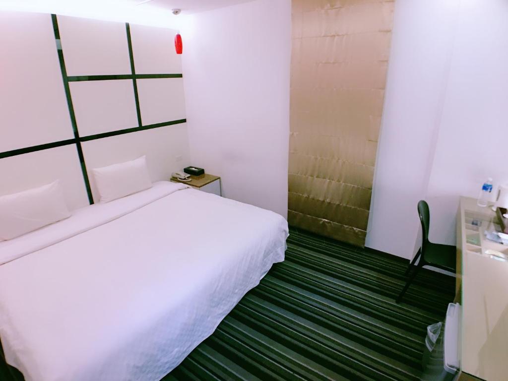 Postel nebo postele na pokoji v ubytování Meng Qi Hotel