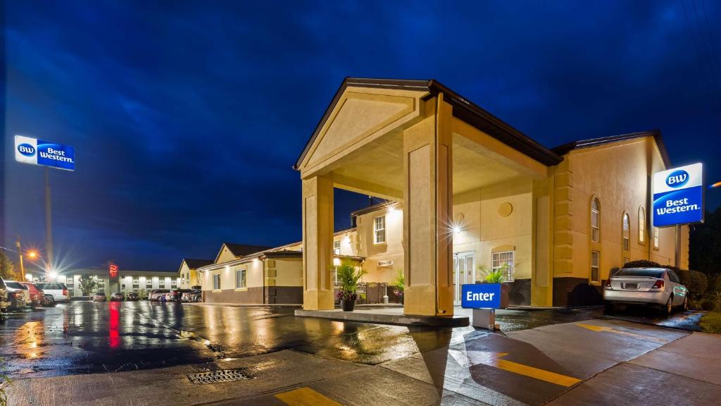 un edificio en un estacionamiento por la noche en Best Western Elyria, en Elyria