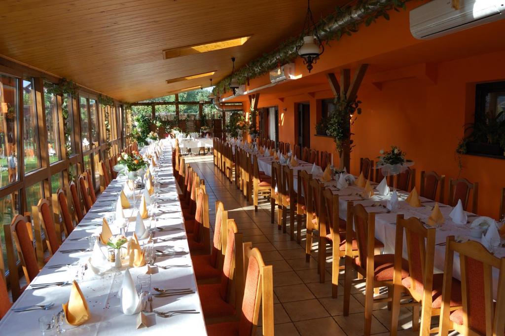 Reštaurácia alebo iné gastronomické zariadenie v ubytovaní Hotel Bona