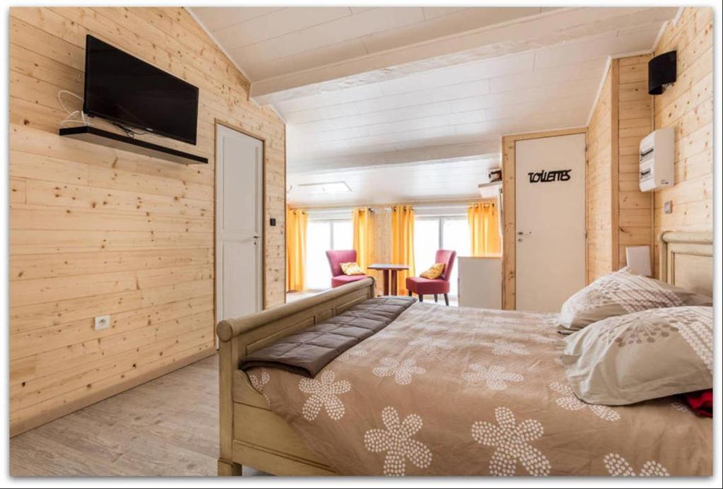 ベジエにあるDuplex – Confort & Charmeのベッドルーム(ベッド1台、薄型テレビ付)