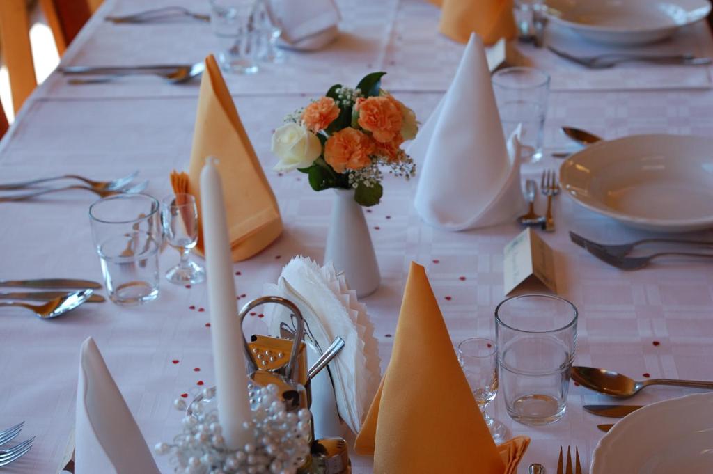 Reštaurácia alebo iné gastronomické zariadenie v ubytovaní Hotel Bona