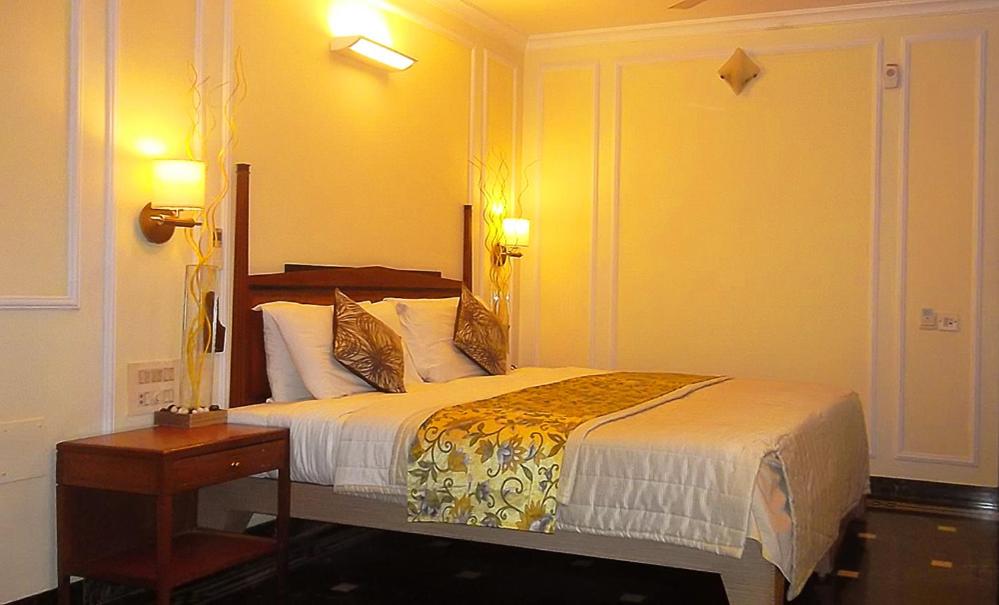 Postel nebo postele na pokoji v ubytování Hiltop Hotel