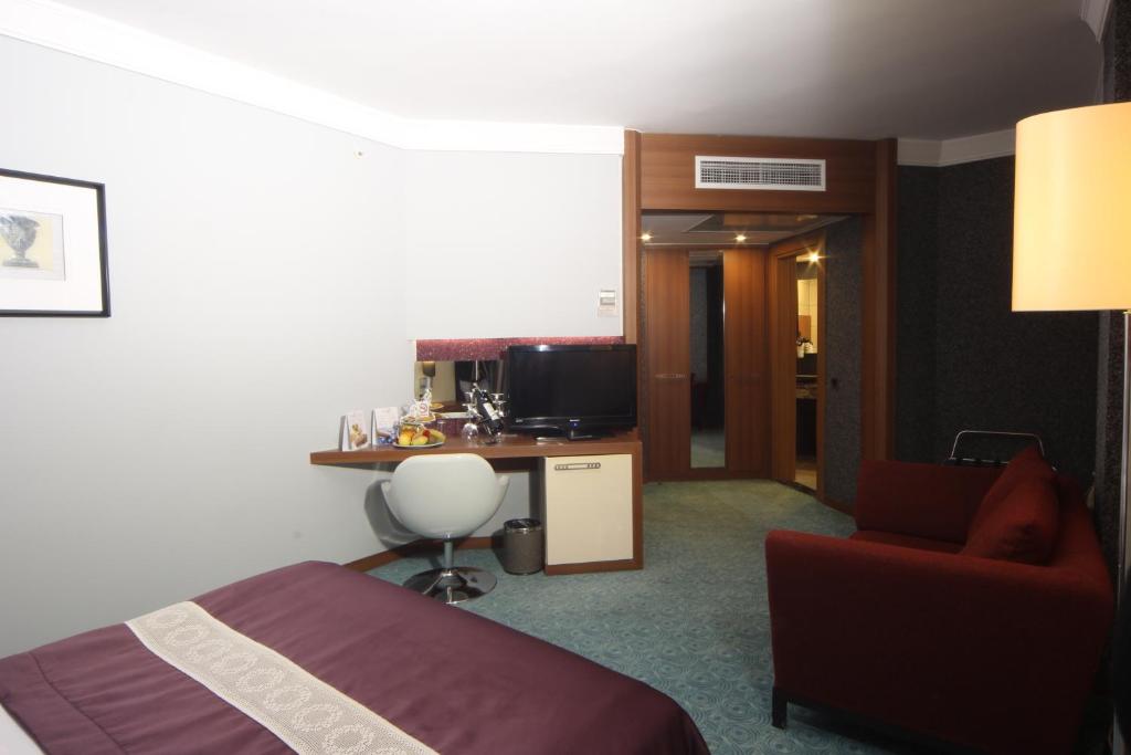 A television and/or entertainment centre at Suhan Cappadocia Hotel & Spa