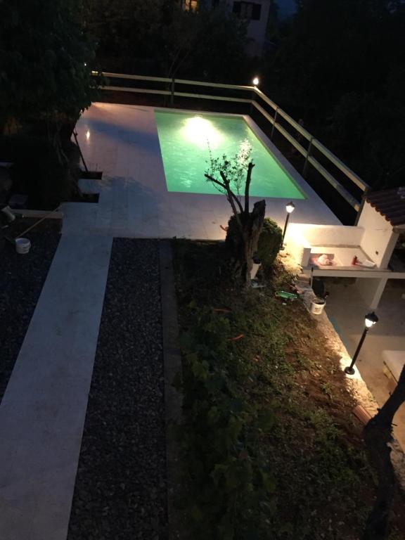Bazén v ubytovaní Wellness House Oliva with heated salt water Pool, Sauna & Jakuzzi alebo v jeho blízkosti