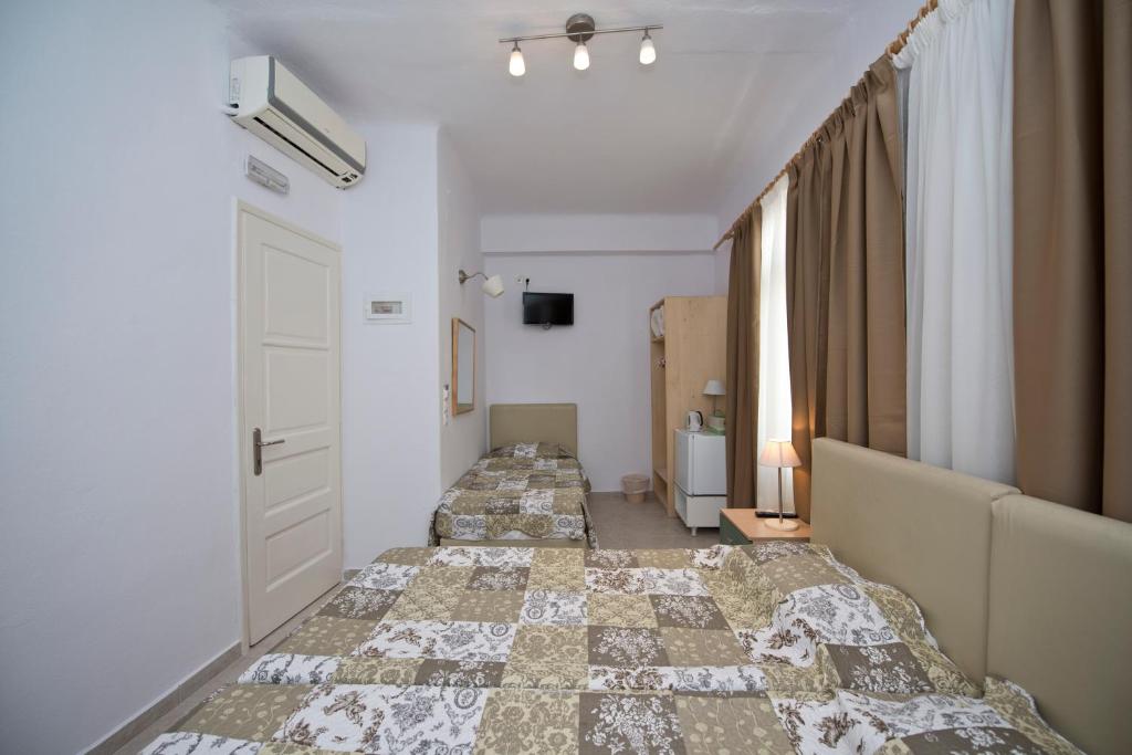 Postel nebo postele na pokoji v ubytování Karboni Hotel