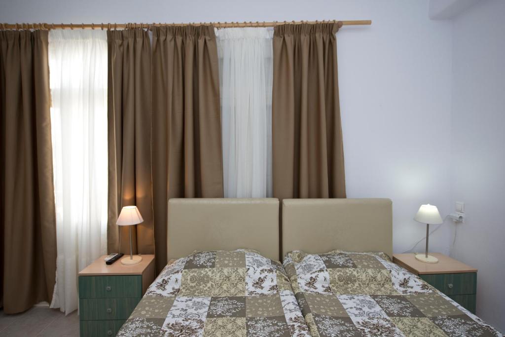Postel nebo postele na pokoji v ubytování Karboni Hotel